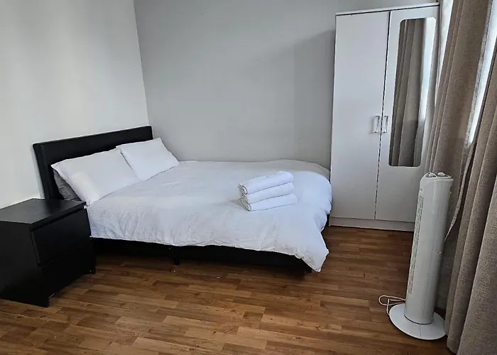 2 Bed Flat - Sleeps 4 - Parking - Balcony - Wifi