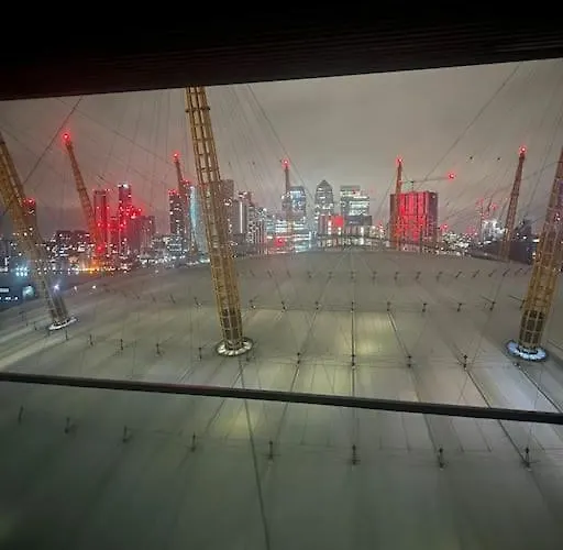 Lushpen - O2 Arena Apartment