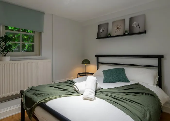 Gorgeous 2Bed House In New Road