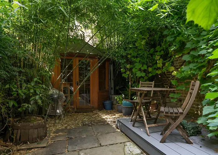 Gorgeous 2Bed House In New Road
