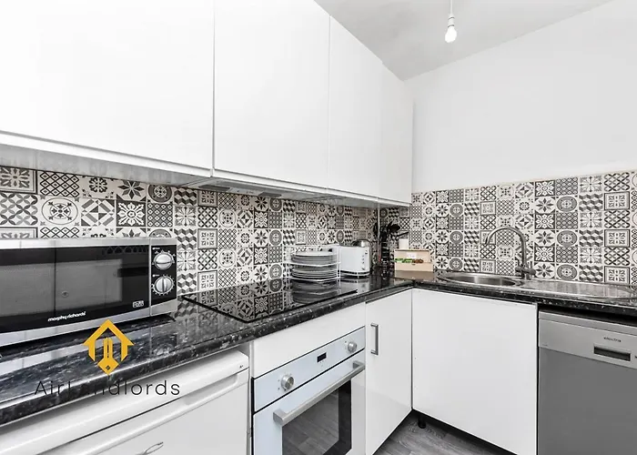 Fantastic 4 Bedroom Apartment In Russell Square London