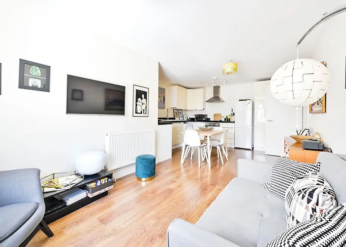 2 Bed Flat Next Old Street Tube Apartment London