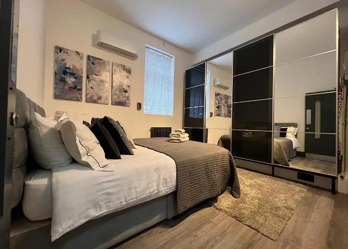 Cool Warehouse Conversion Apt In Chiswick London