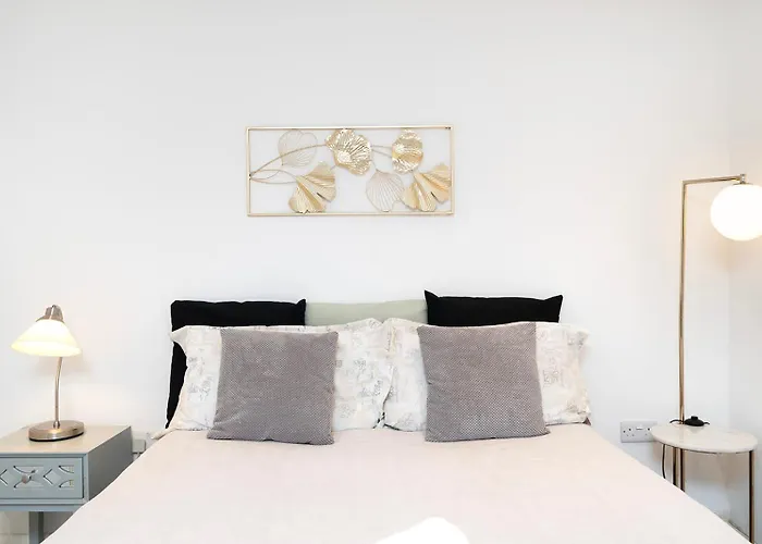 Cosy 1 Bedroom Studio Walking Distance To Mall With Parking Available