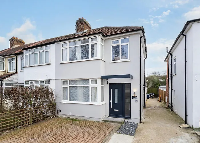 Large 4 Bedroom House With Parking Available