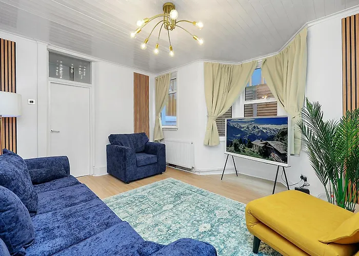 5 Bed Town-House By Harlington Apartment London