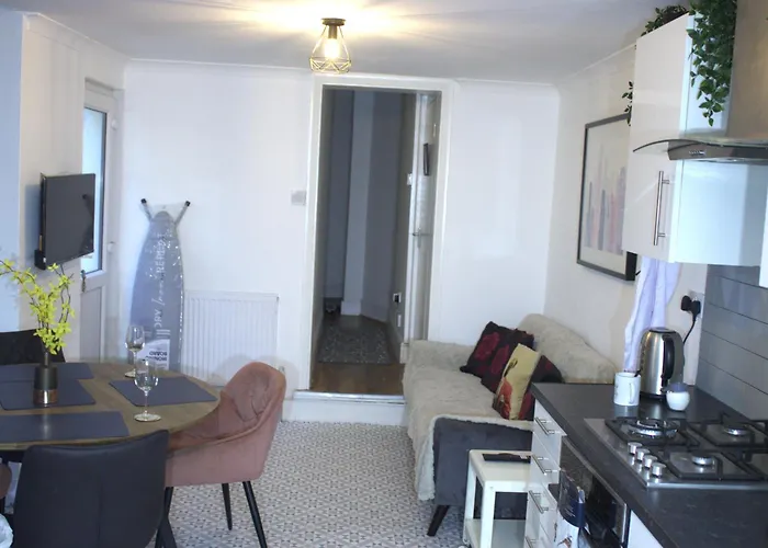Two Bedroom Flat Near Transport & Shops Londra