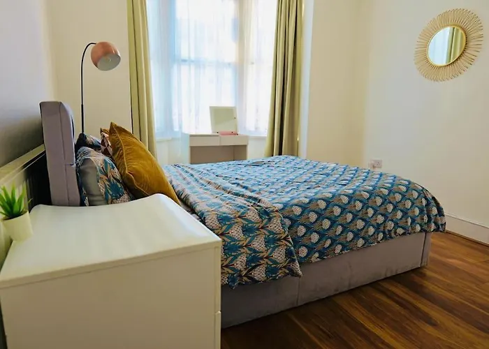 Two Bedroom Flat Near Transport & Shops