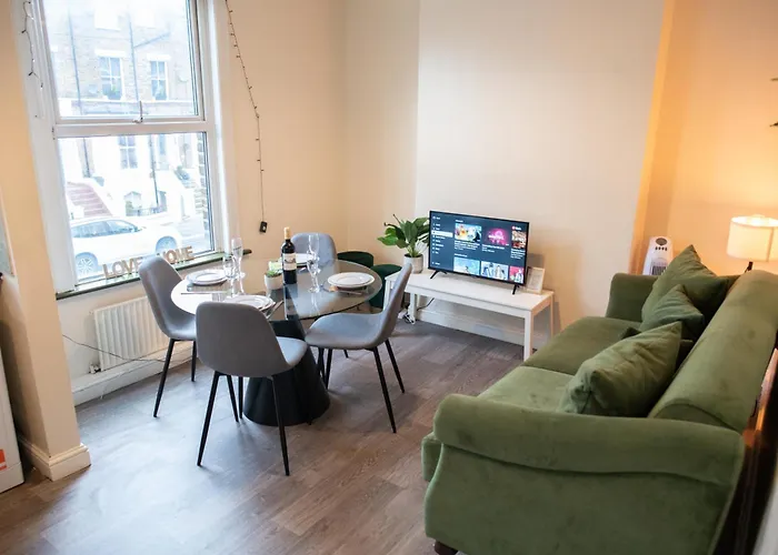 4 Bedroom Flat With High Speed Wi-Fi In North Acton, Ealing, West London