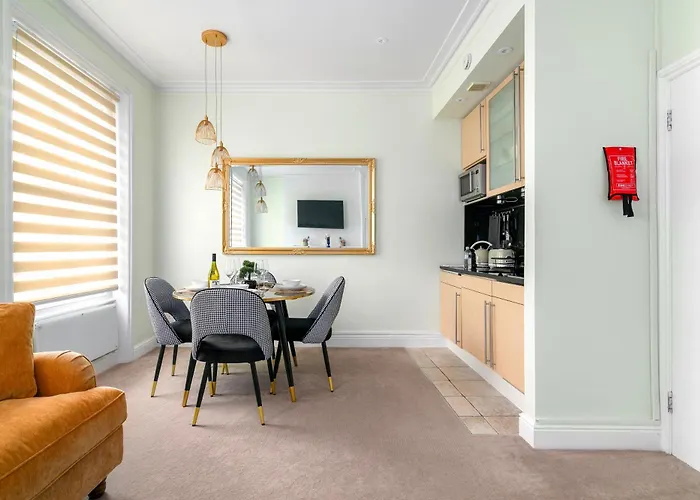 1 Bed Flat Minutes From Holland Park Station!