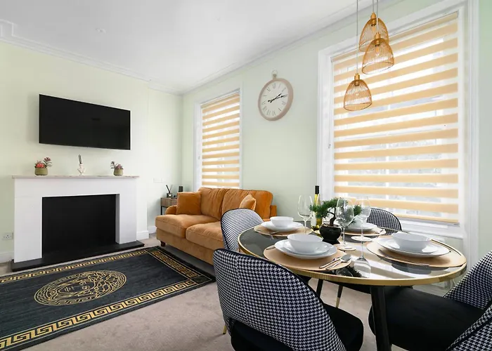 1 Bed Flat Minutes From Holland Park Station!
