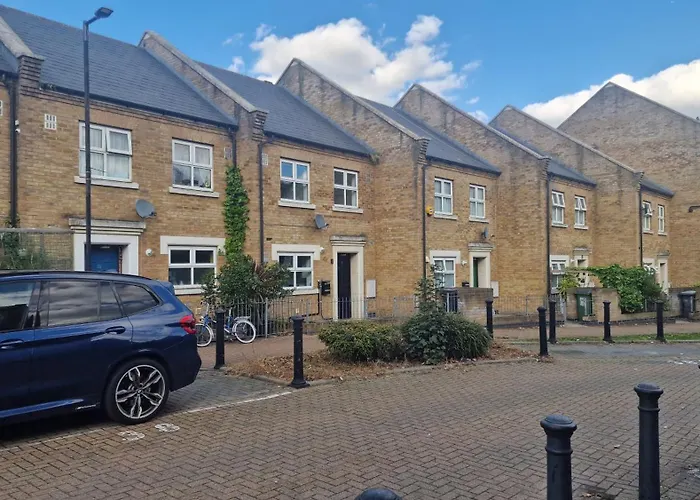 Cozylease 3 Bedroom Canary Wharf Family,Workcation, Fast Wifi, Workspace,1 Stop To City London