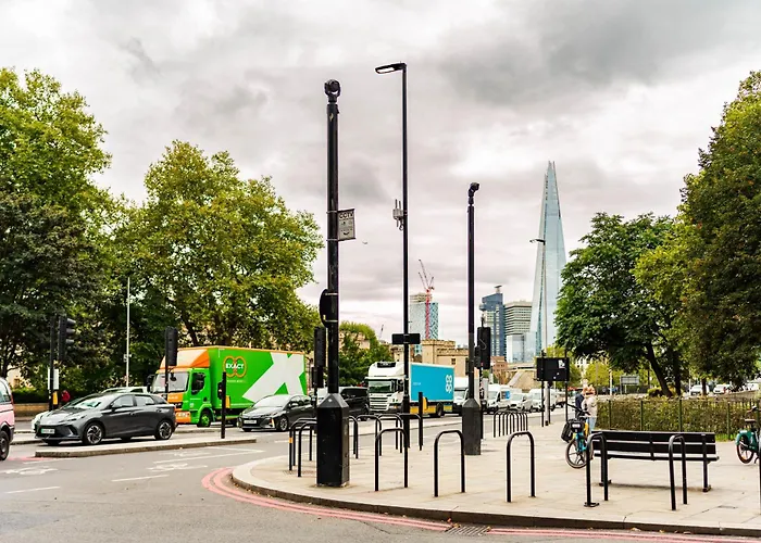 Chic Property Near Tower Hill With A Gym
