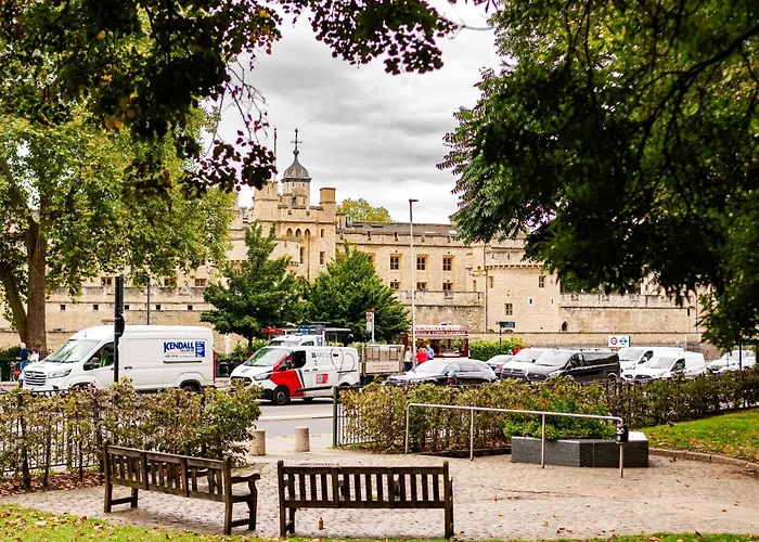 Chic Property Near Tower Hill With A Gym