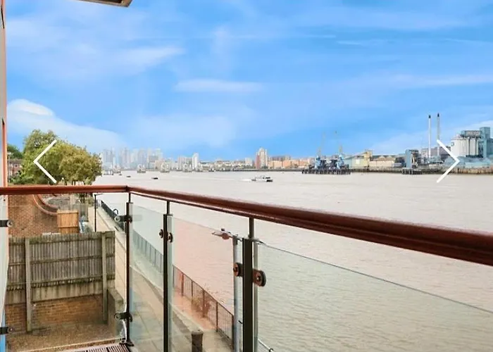 Amazing River View 2 Bedroom Apartment, Sleeps 6, Balcony And Parking