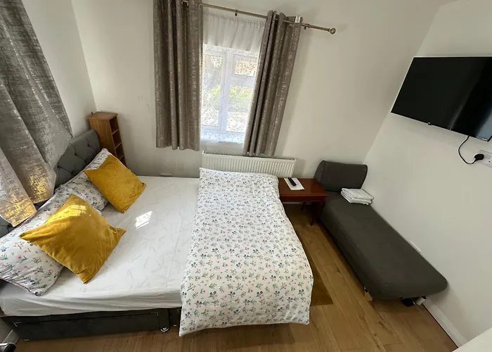 4Th Studio Flat With Private Own Bathroom A London Luxury Family Home Setup And Furnished With Double Bed Plus A Double Futon-Sofa Bed A Single Futon Bed A Baby Cot And Garden And Free Parking