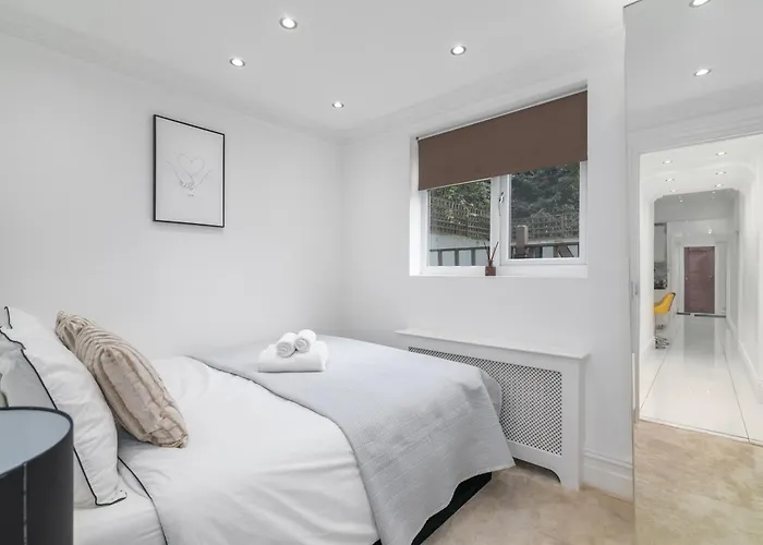 Stylish Flat With A Private Garden In Paddington