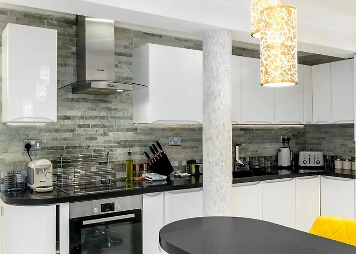 Stylish Flat With A Private Garden In Paddington Apartment London