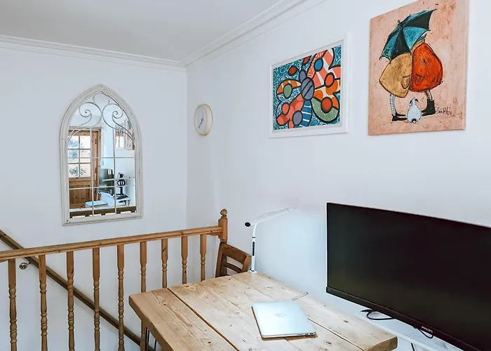 The Clapham 2-Bedroom Flat With Private Patio