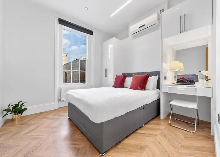 Stunning Hyde Park s