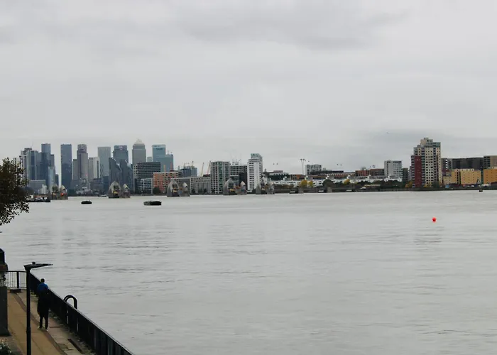 Amazing River View 2 Bedroom Apartment, Sleeps 6, Balcony And Parking