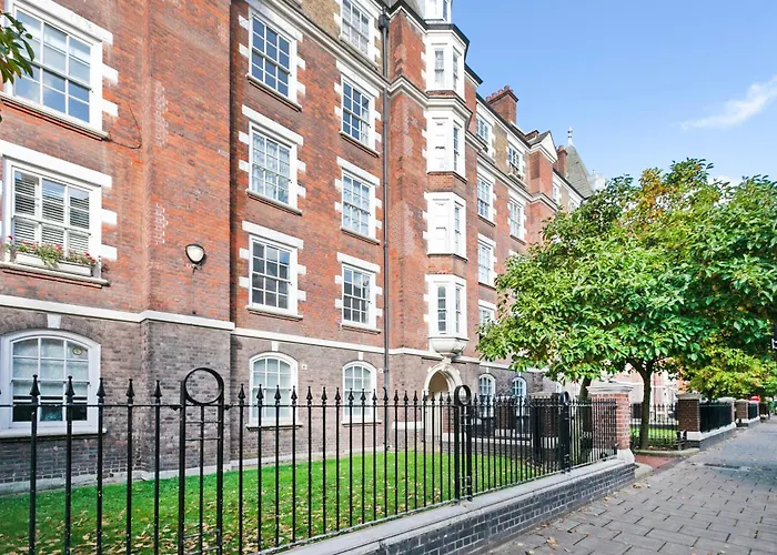Beautiful 3 Bedroom Flat In Scott Ellis Gardens