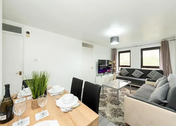 Idyllic Stylish With Fast Speed Broadband & Free Parking