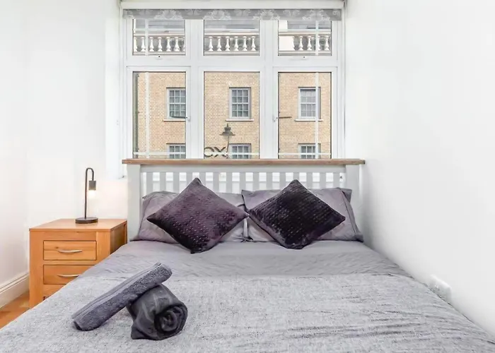 Lovely 2 Bedroom With Patio Waterloo Lm1 London