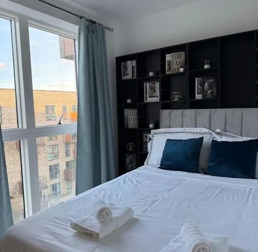 Modern 2 Bed Flat In Ealing