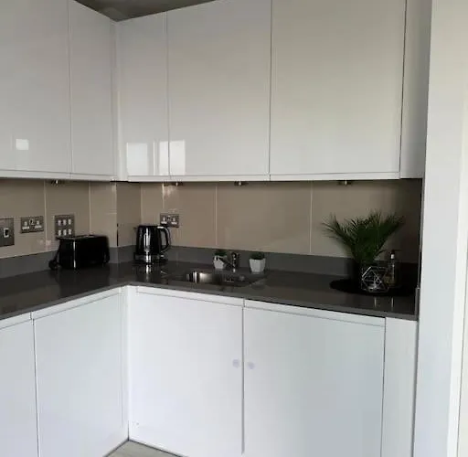 Modern 2 Bed Flat In Ealing Apartment London