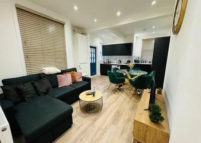 Chic Garden Flat, Steps To Station