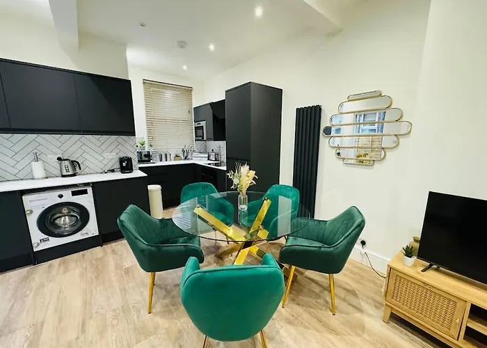Chic Garden Flat, Steps To Station