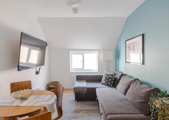 Quiet Mews 1-Bed - Fitzrovia - Sleeps 4