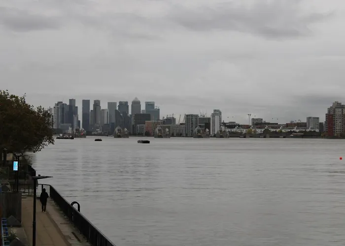 Amazing River View 2 Bedroom Apartment, Sleeps 6, Balcony And Parking