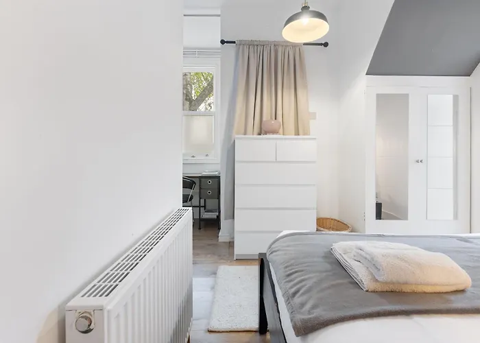 Putney Thames Garden Flat Apartment London