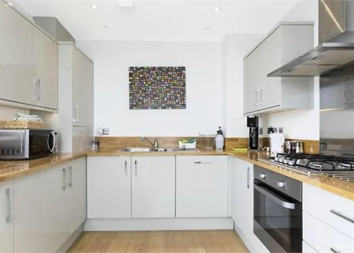 2-Bed Terrace Flat Close To Tower Bridge London