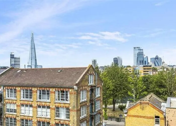 2-Bed Terrace Flat Close To Tower Bridge