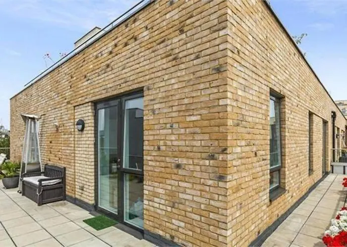 2-Bed Terrace Flat Close To Tower Bridge