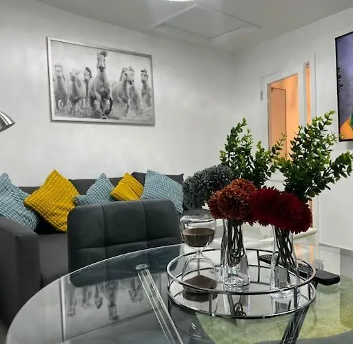 Stunning 2 Bed Located On High Street, 5 Minutes From New Cross Station, Free Parking, 1 Minute From Famous 5 Star Lit Shisha Bar And Restaurant