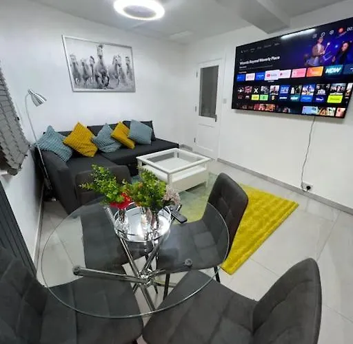 Stunning 2 Bed Apartment Located On High Street, 5 Minutes From New Cross Station, Free Parking, 1 Minute From Famous 5 Star Lit Shisha Bar And Restaurant London