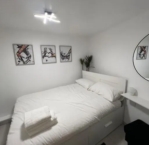 Stunning 2 Bed Located On High Street, 5 Minutes From New Cross Station, Free Parking, 1 Minute From Famous 5 Star Lit Shisha Bar And Restaurant