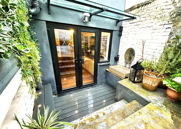Modern Flat With King Bed, Garden & Outdoor Dining