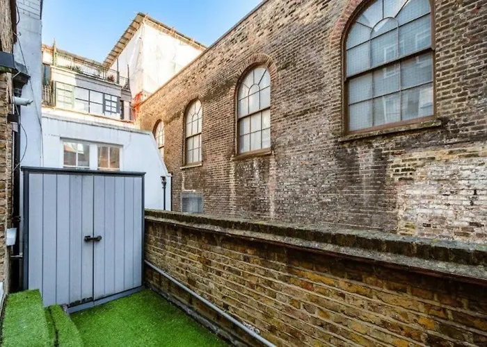 Liverpool Street Apartment