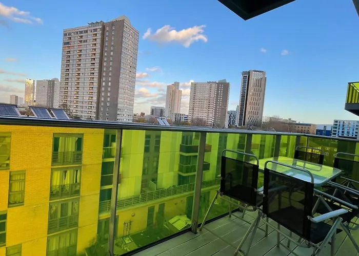 Stratford 2 Bedroom With 2 Bathrooms & Great Links