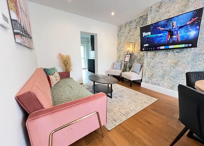 Stylish & Elegant 2-Br Flat In Greenwich