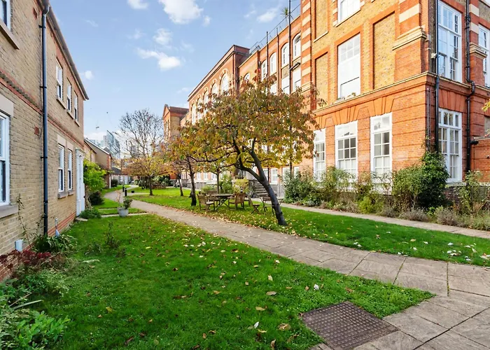 House With Private Parking Close To Borough Market & Tower Bridge!