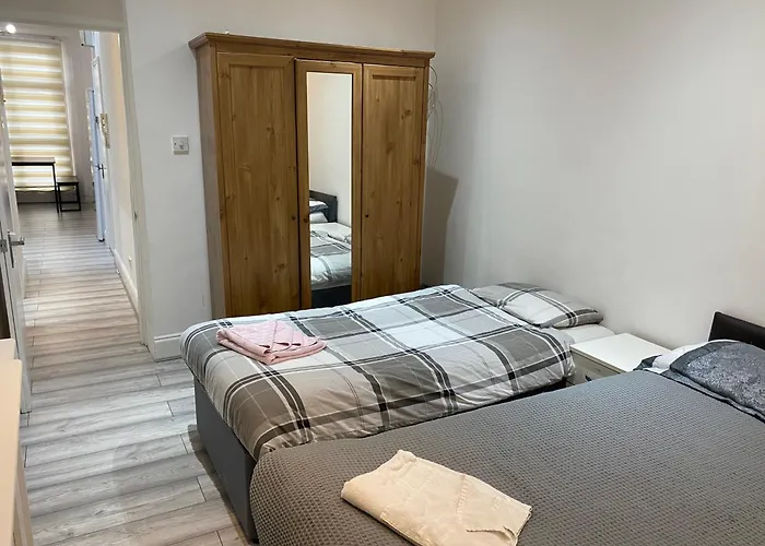 Flat Next To Westfield Shopping Centre