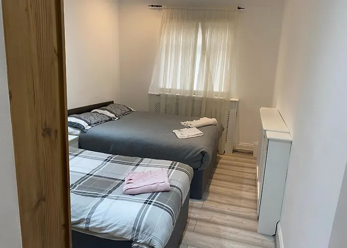 Flat Next To Westfield Shopping Centre