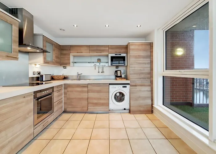 Deluxe Two Bed With River & City View