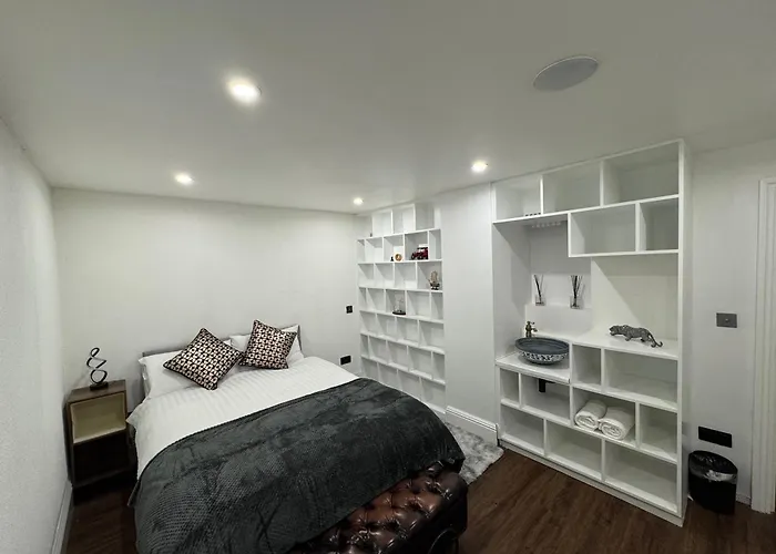 2 Bedroom Subterranean Luxury Flat In Euston London